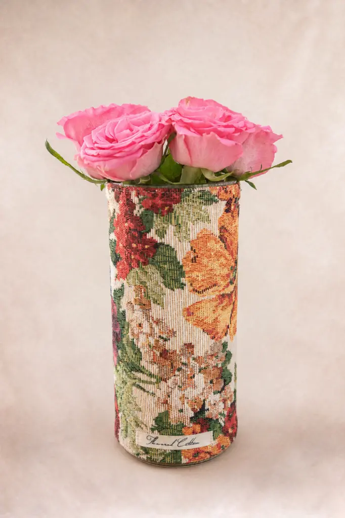 Bouquet de roses dans un vase tapissé.webp