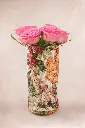 Bouquet de roses dans un vase tapissé.webp